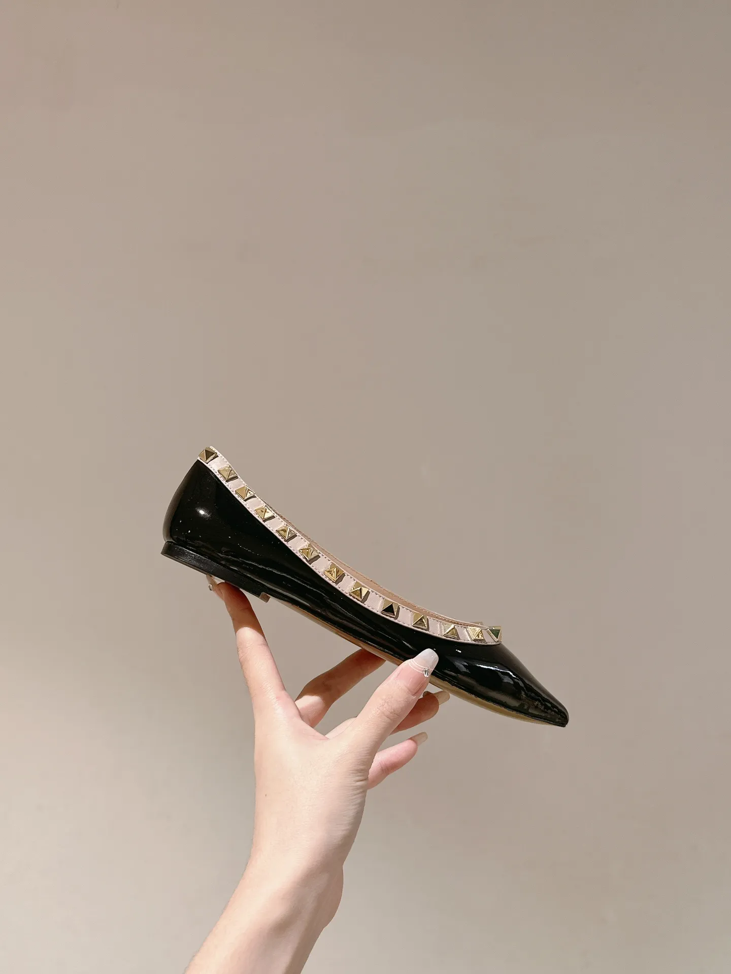 👟👟Ex-factory price 520👟👟 | ²⁰²4 𝐬𝐬 🤍🤎 Versatile series for all seasons! Is your shoe cabinet missing a pair? ! 🔥 The entire VALENTINO series is produced by Taiwan-funded factories! Getting in and out of the counter is stress-free! ROCKSTUD Valentino studded patent leather ballet flats ONE STUD retro craft pyramid large rivet buckle flats/high heels Smooth shoe lines and awesome version Comfortable upper foot. Increases height. Looks slimmer. Elongates leg lines Imported mirrored calfskin/cow patent leather/high-density silk material Lambskin lining Italian high-density genuine leather outsole Size35-39 (40/41/42 can be customized) Heel height: flat ♺Synchronized gift box💝packaging at the counter!